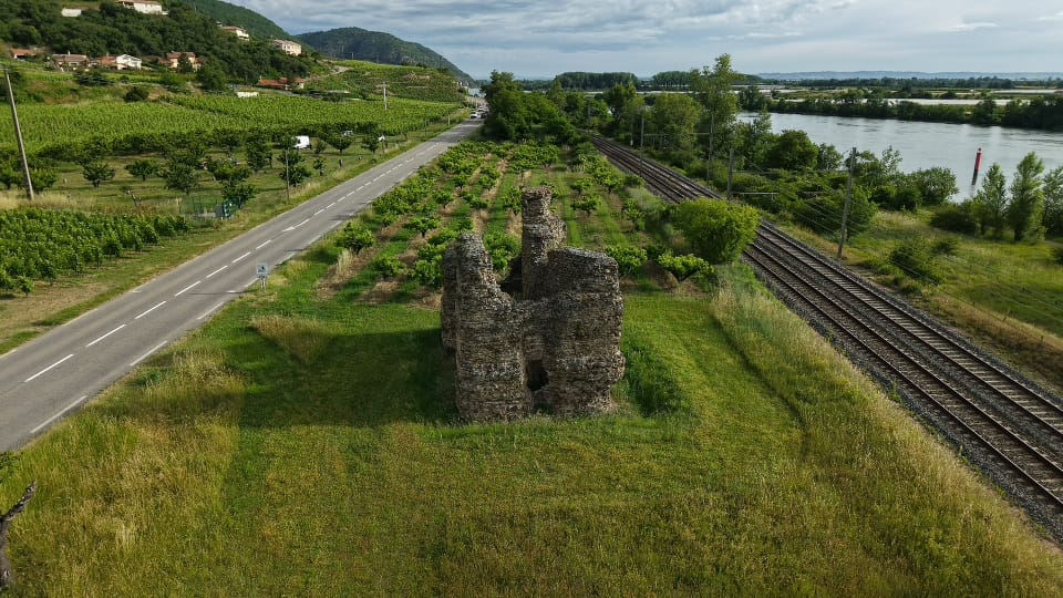 La Sarrazinière vue du ciel — monument gallo-romain entre la RD 86, les vignes et la voie ferrée, avec le Rhône en arrière-plan