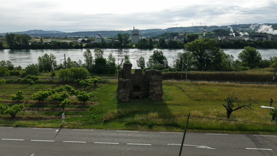 La Sarrazinière vue du nord-est en drone — Rhône et berges verdoyantes
