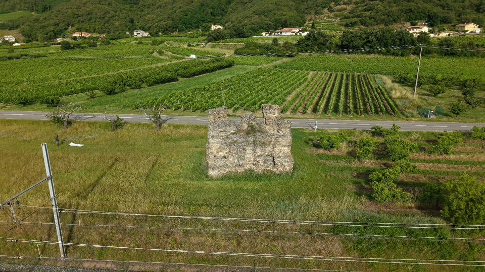 La Sarrazinière vue depuis les voies ferrées — vignobles ardéchois en arrière-plan